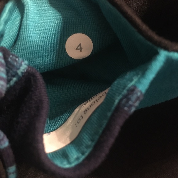 Size 4 Lululemon Black Capri Leggings with a waist band of shades of blue - Picture 9 of 10